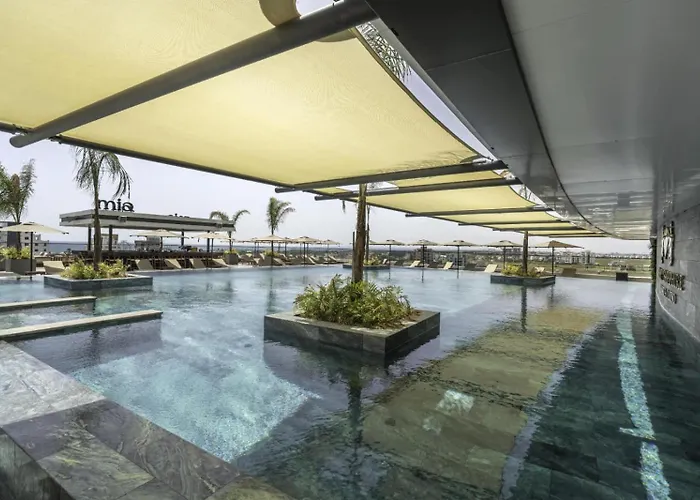 Grand Sapphire Hotel, Casino & Deluxe Residential *